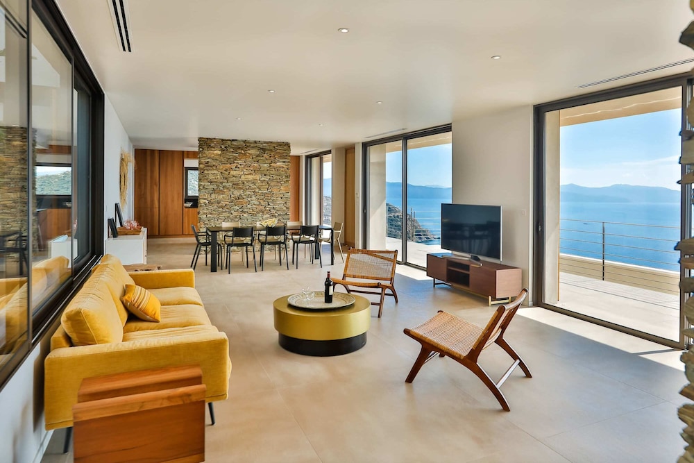 Luxurious Architect-designed Property Pool sea View