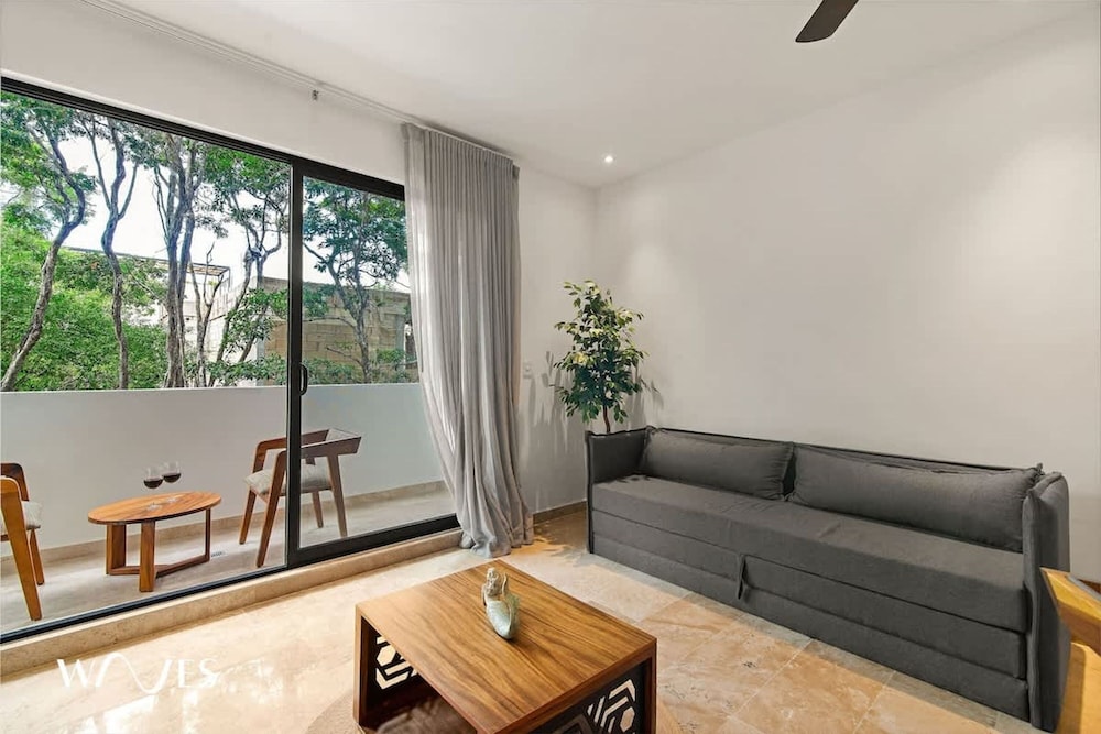 1 Br LX Amenities Prime Location