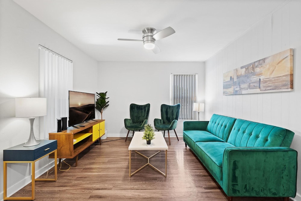 Modern 2BR Near UT Hyde Park Evonify - Image 3