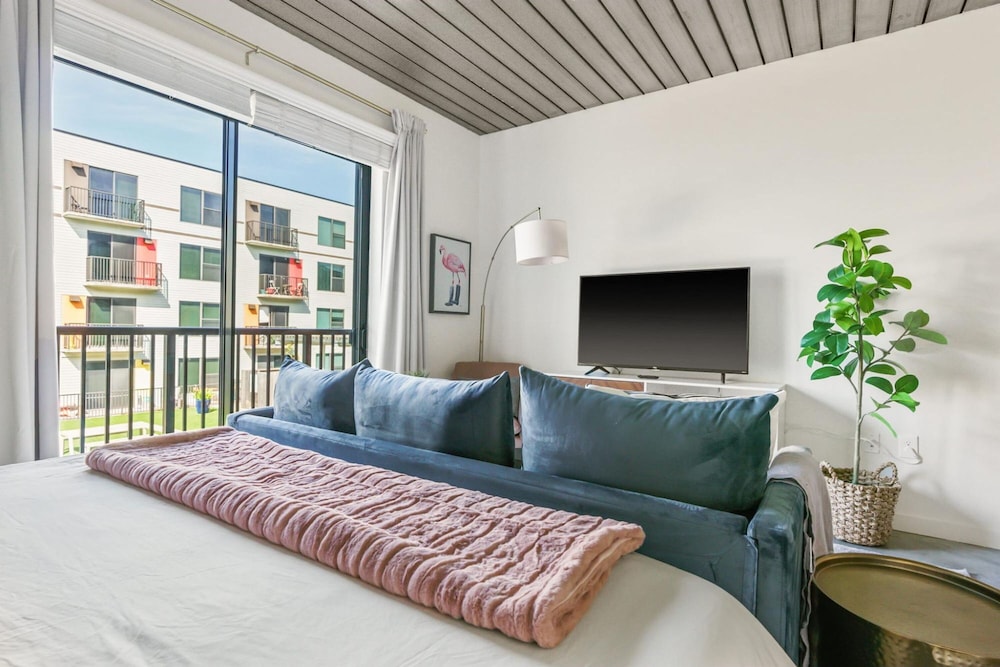 Mid Main Lofts 5218 Playful Midcentury Studio Loft Midtown view 4