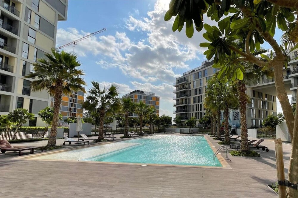Elite LUX Holiday Homes - Modern 1BR Resort Amenities in Production City