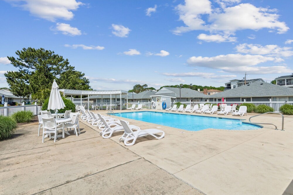 Sandpiper s Perch 1 4 Mile From Beach With Pool view 4