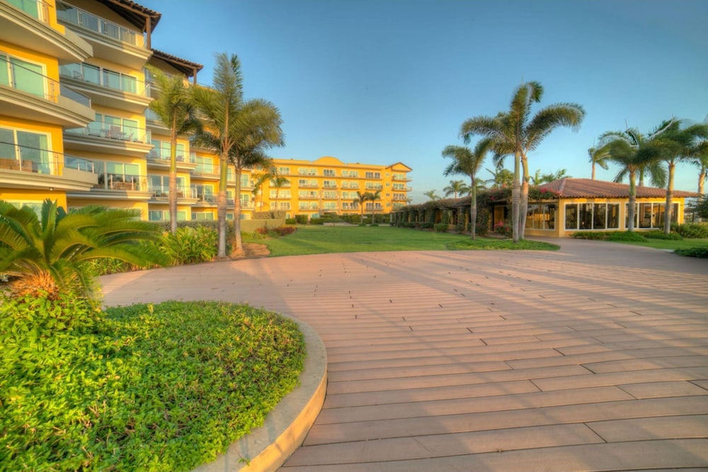 Ocean Front 2BR 2BA w Amazing Beach