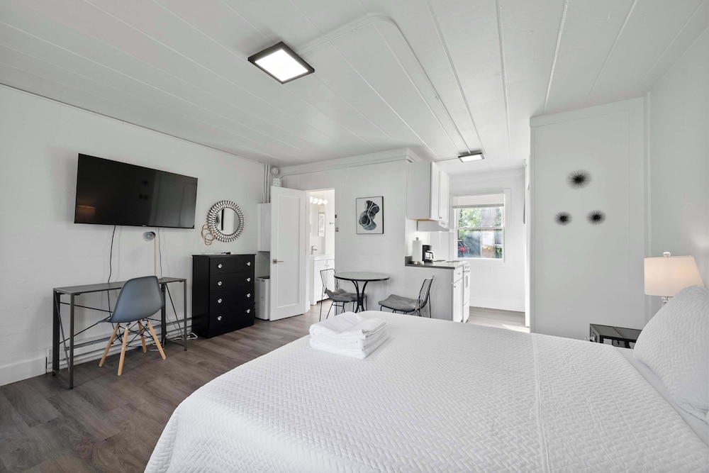 Chic City Retreat 93I Sleeps 2