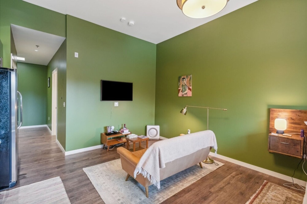 Hazelnut Suite - 204