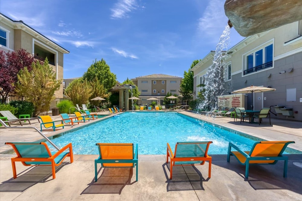 New Cozy 1BR Apt With Gym Sauna Heated Pool Access
