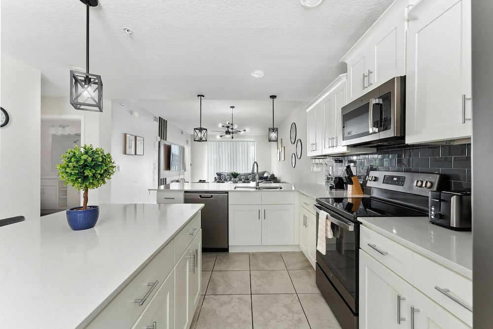Elegant 2BR in Storey Lake Top Location