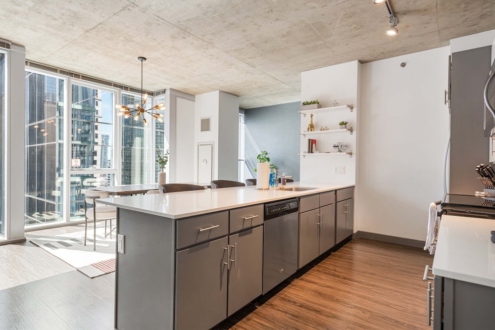 Exclusive 3BR City Views Top Amenities Central