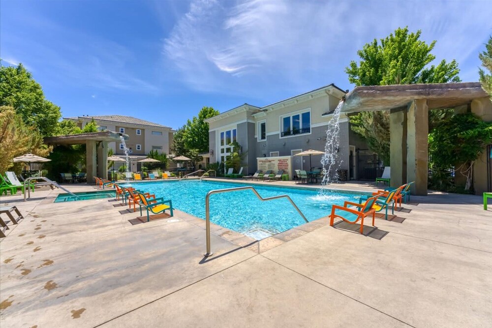 New Cozy 1BR Apt With Gym Sauna Heated Pool Access