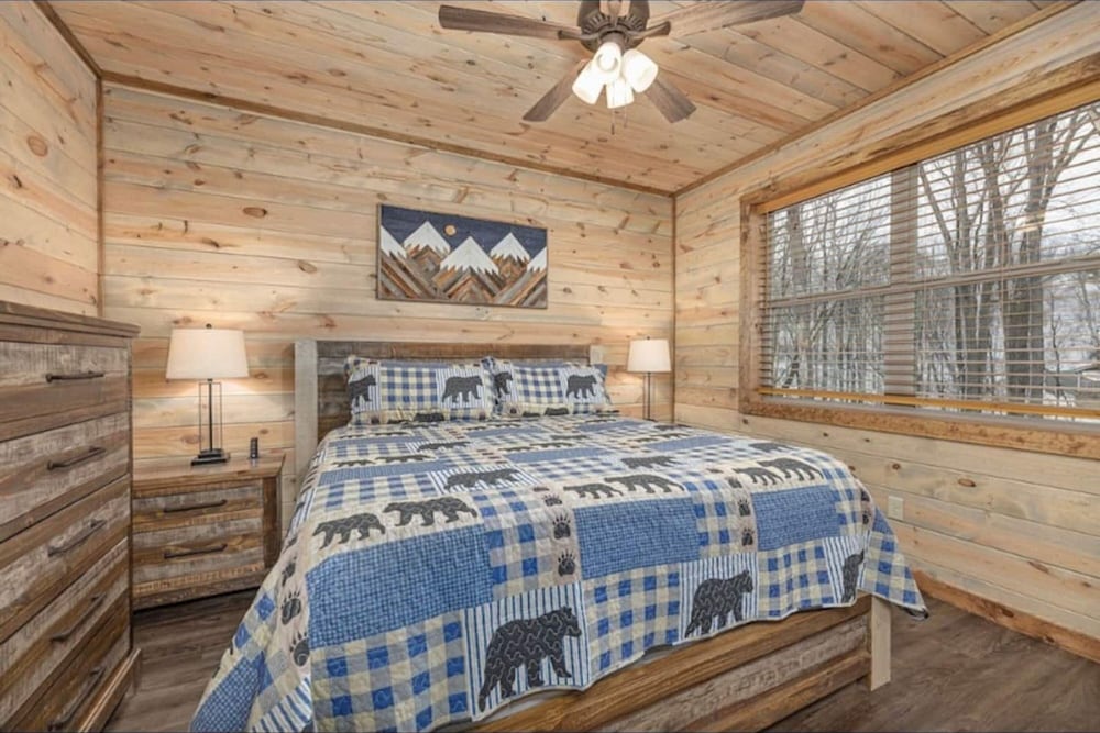 Lux Cabin Smoky Mtn View Dog Friendly Hot Tub