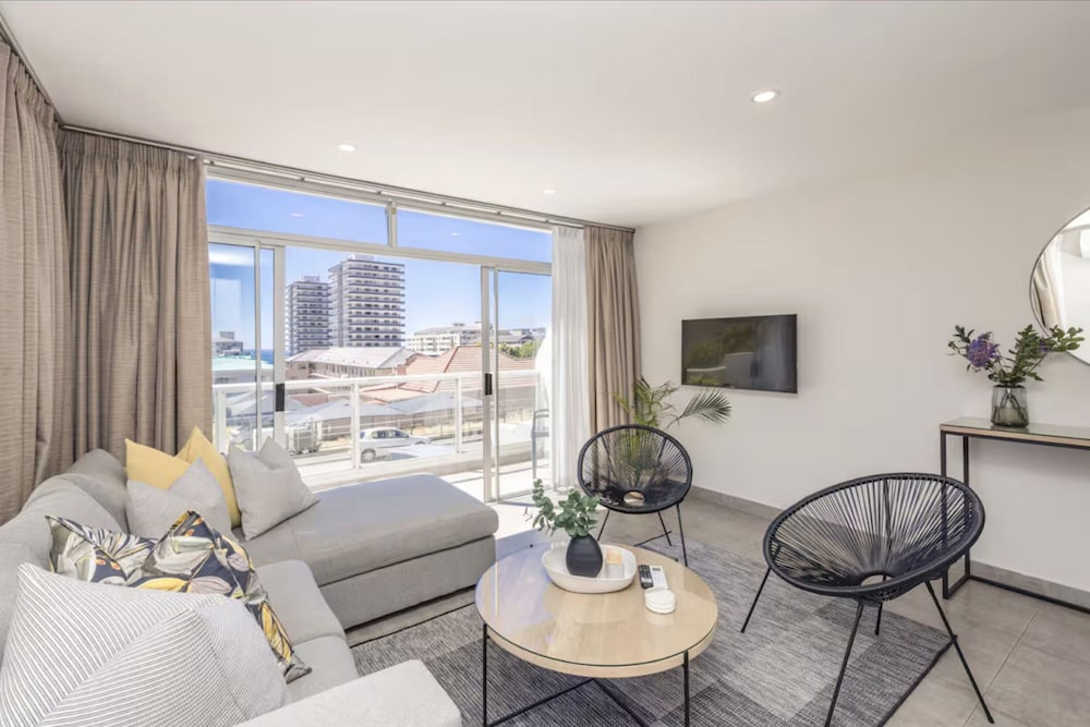 Seaview Bliss a Sunny Apartment and Pool