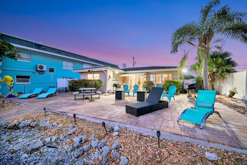 Dolphin Suite 2B Pet Friendly Waterfront Dock