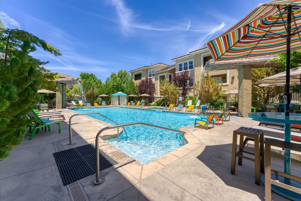 New Cozy 1BR Apt With Gym Sauna Heated Pool Access