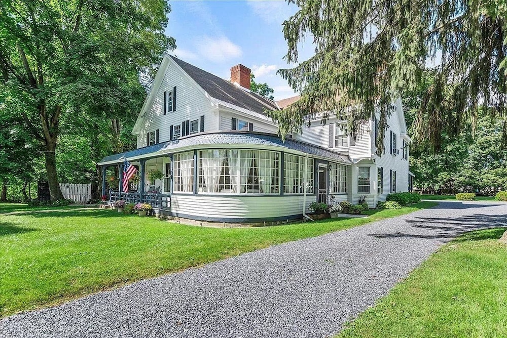 Home Near Hiking Biking w Hottub 6 Bedrooms
