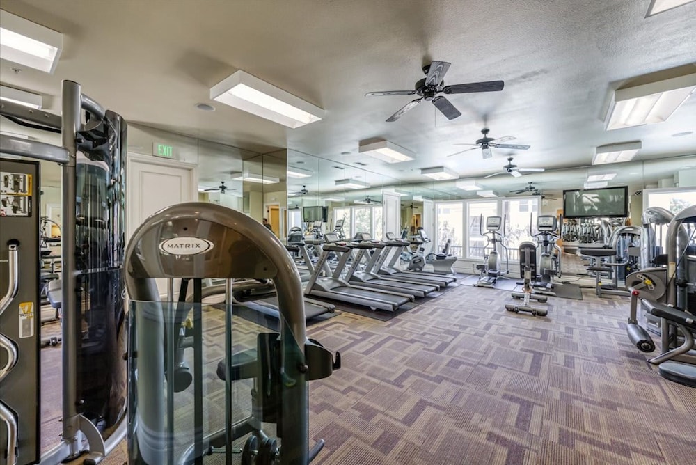New Upscale 1BR Stay With Mini Golf Sauna Year-round Pool