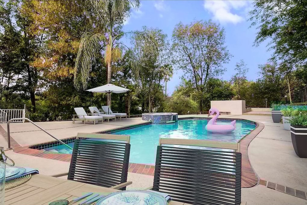Pacific Dreams at Woodland Hills Distinguished 8 Br 6 5 BA Residence With Pool and Spa Sleeps 16
