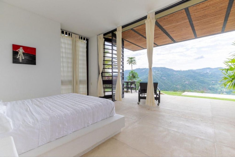 w Majestic 4BR Villa w Pool at Mesa de Yeguas