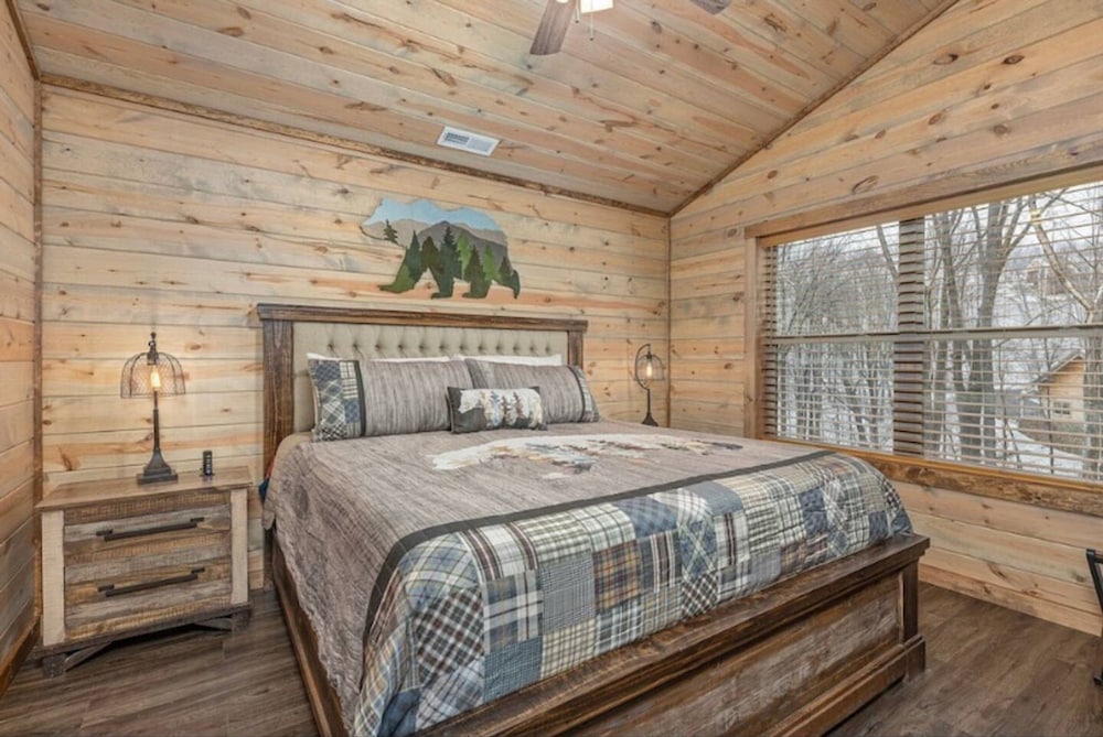 Lux Cabin Smoky Mtn View Dog Friendly Hot Tub