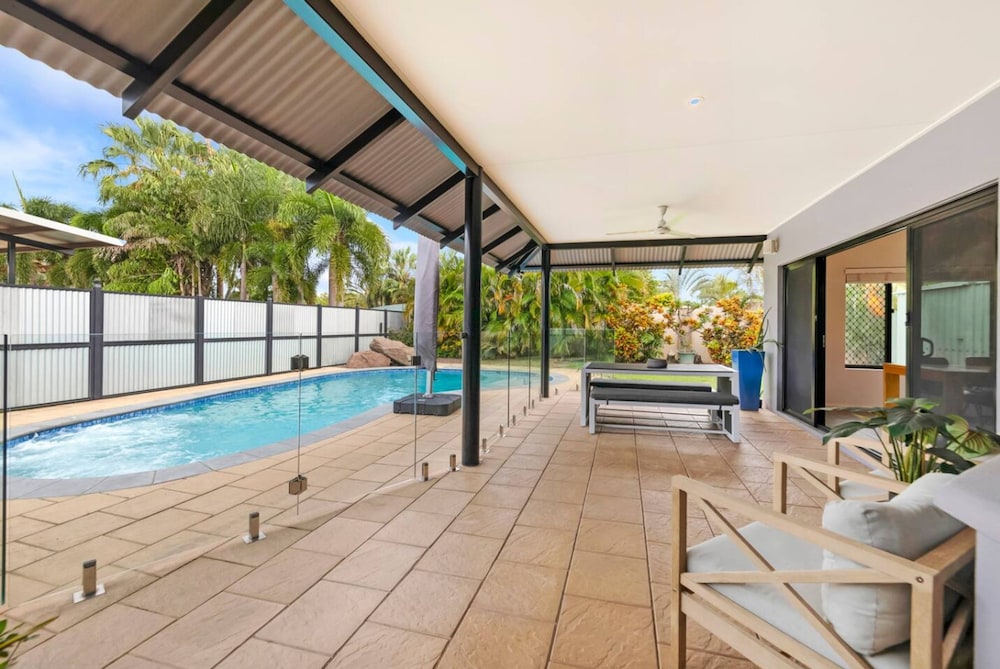 Cityside Hideaway Pool - Workstation - Markets