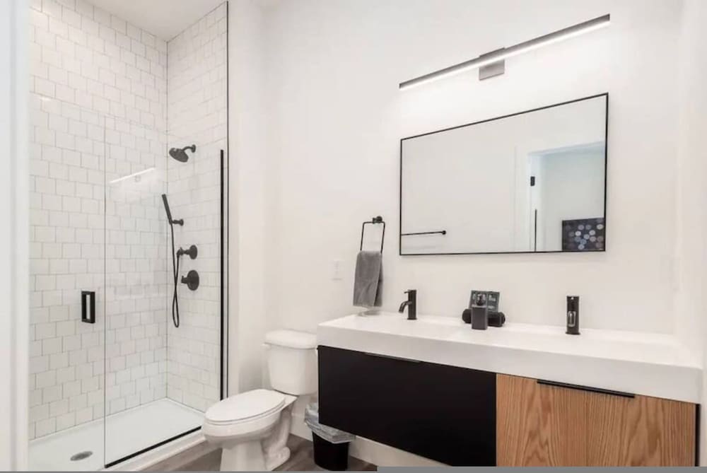 Work Of Art -3 Bedroom Elegant Townhome-columbus