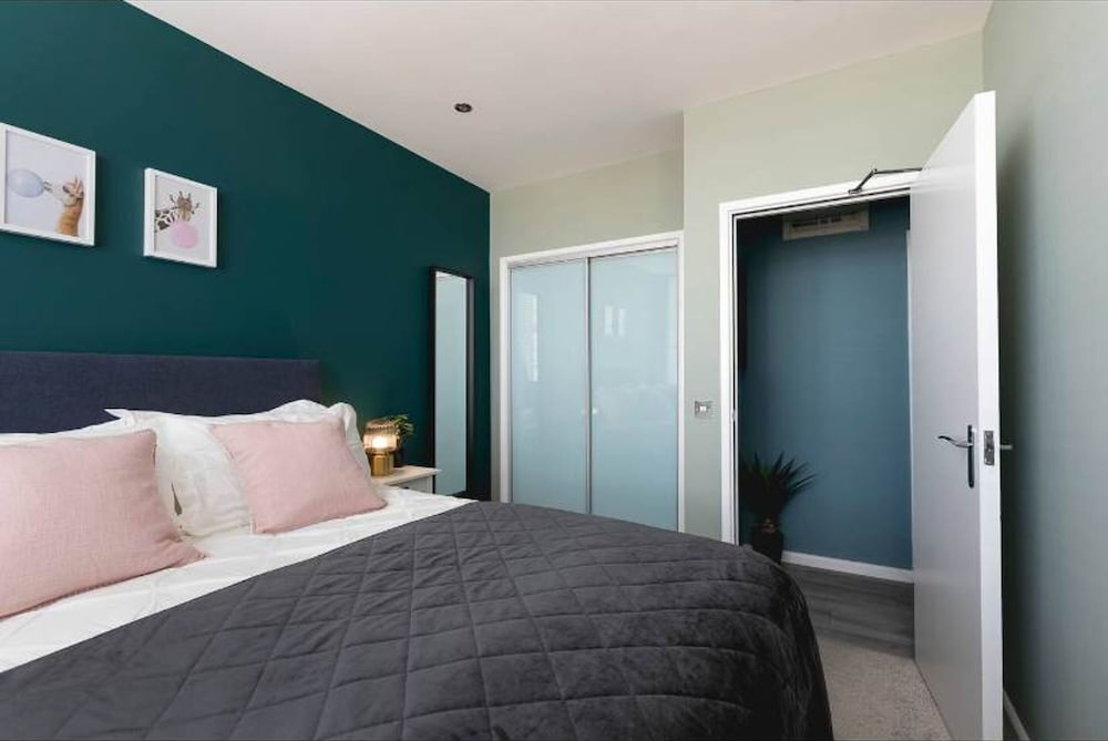 Modern Comfy 1min Walk Away From Royal Pavilion view 4