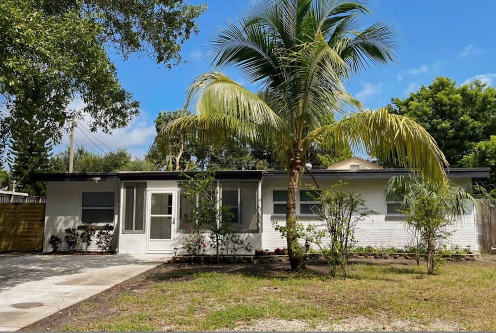 Pool Home in Seminole 5miles to Beach