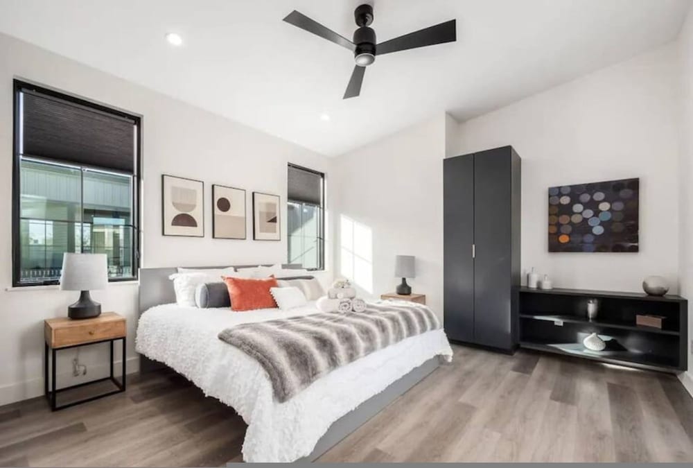 Work Of Art -3 Bedroom Elegant Townhome-columbus