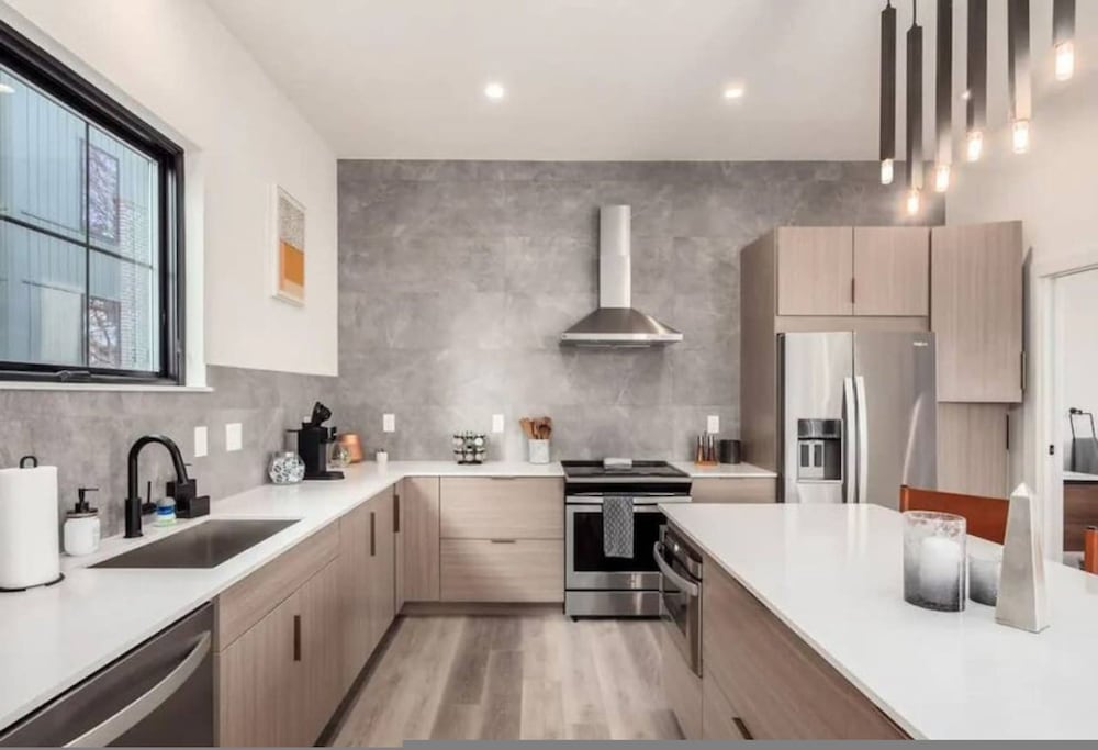 Work Of Art -3 Bedroom Elegant Townhome-columbus