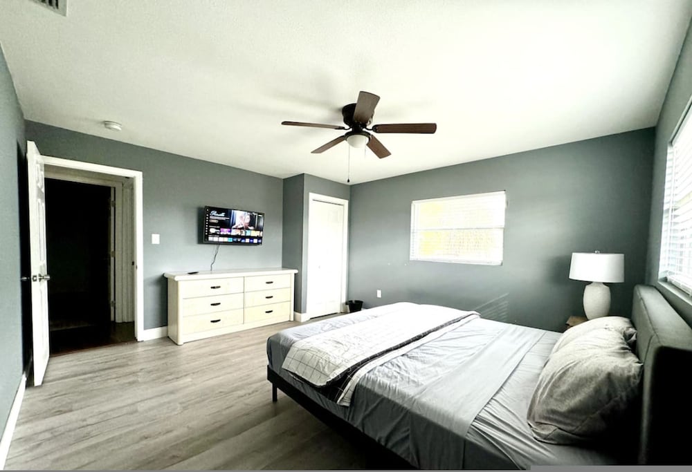 Quiet Spacious Home Close to Clearwater Beaches