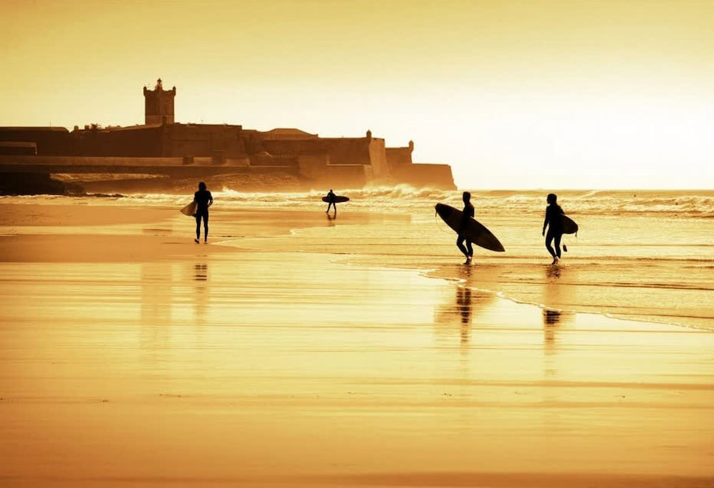 Bright Flat by Carcavelos Beach With Fast Wi-fi