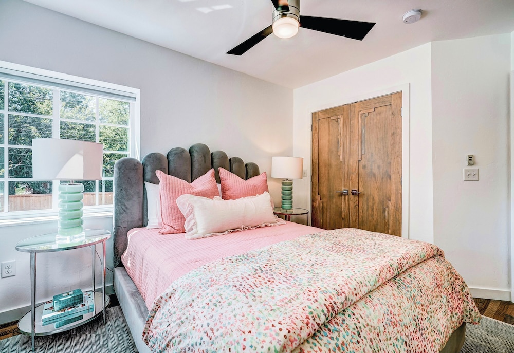 Luxury 5BR House Private Studio 5mins to OU Cha
