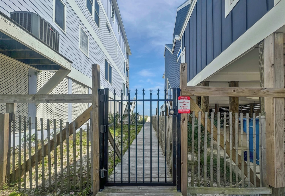 Duplex Beach Home for 6 With Balcony & Resort-style Amenities
