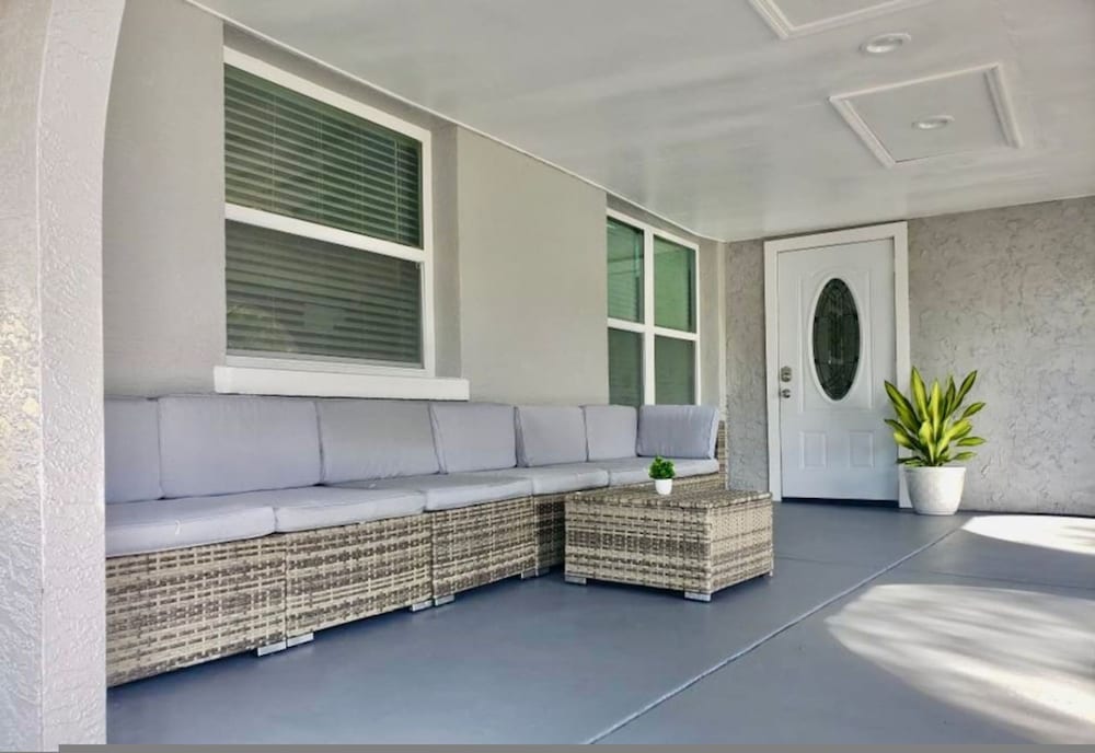 New Fresh House in Seminole Close to Beach