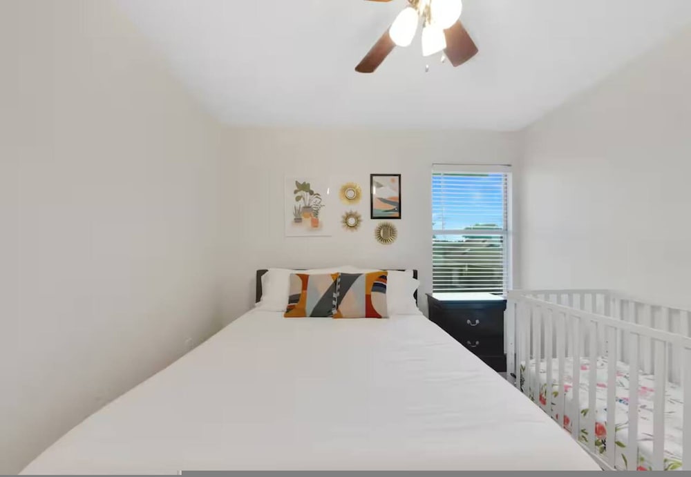 Frisco Castle 3BR Garage Parking Gated Backyard