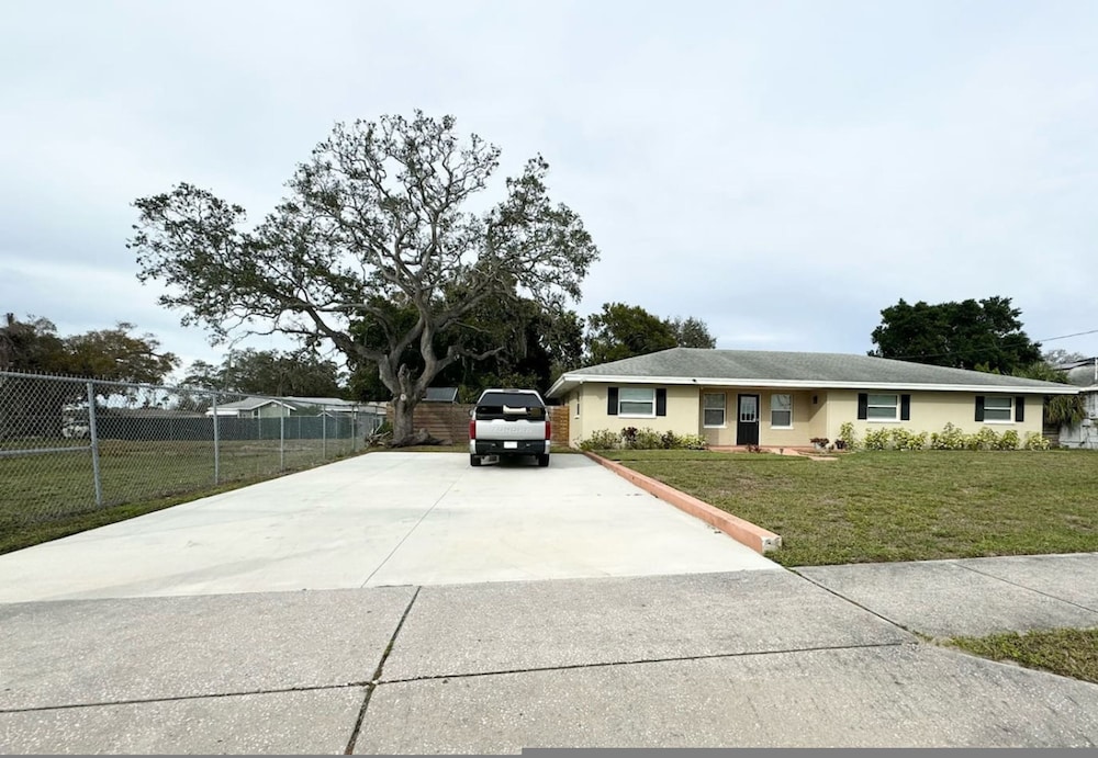 Quiet Spacious Home Close to Clearwater Beaches