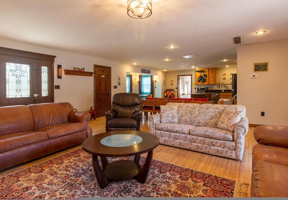 Private Room w Shared Pool Hot Tub and Fire Pit