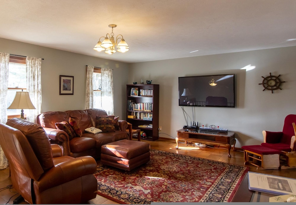 6 Bedrooms House w Hot Tub Deck Pool Table