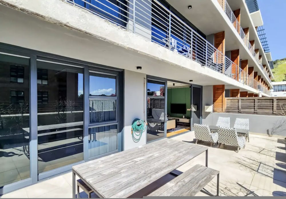Two Bedroom Green Point Rooftop Pool BBQ