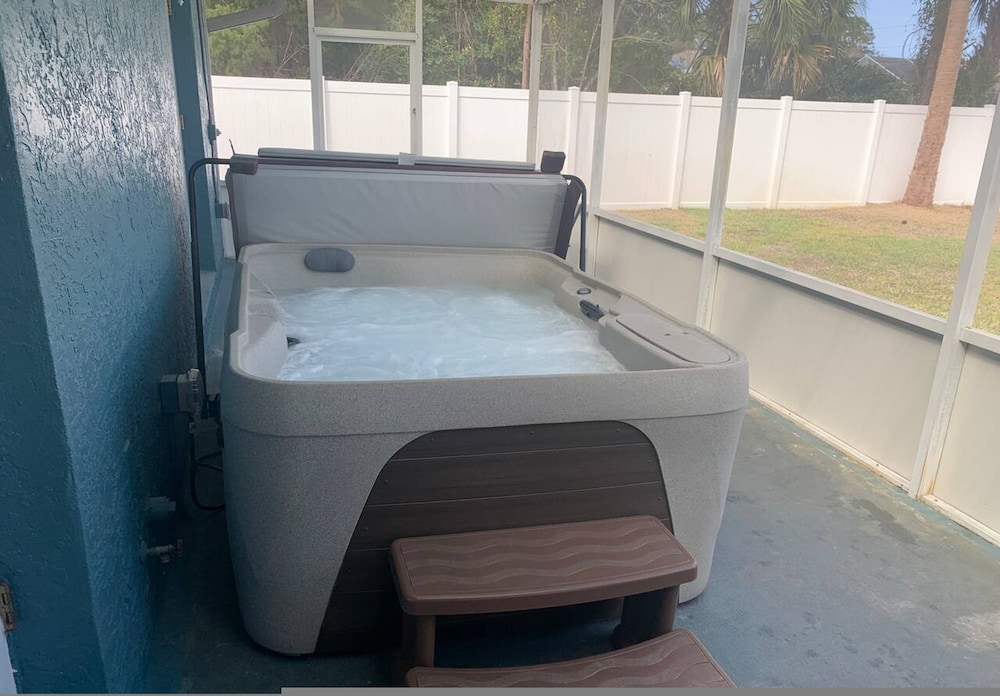 King BED Hottub Palm Coast
