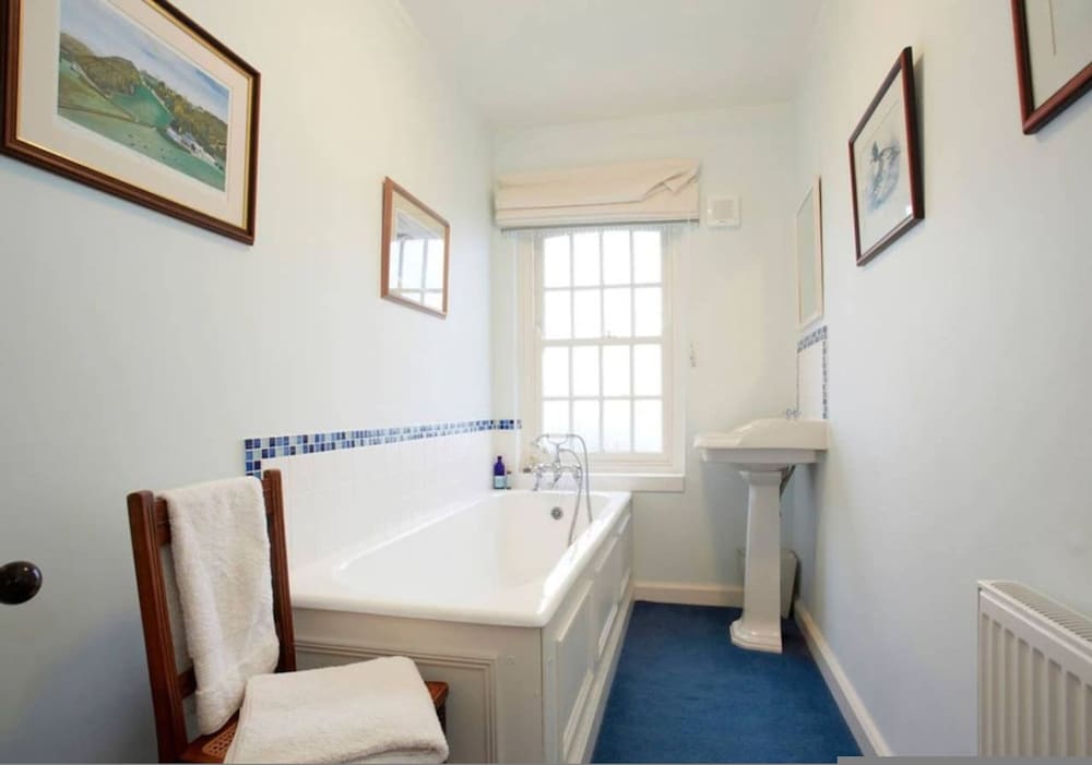 Stunning Hall Cottage Near York and Leeds