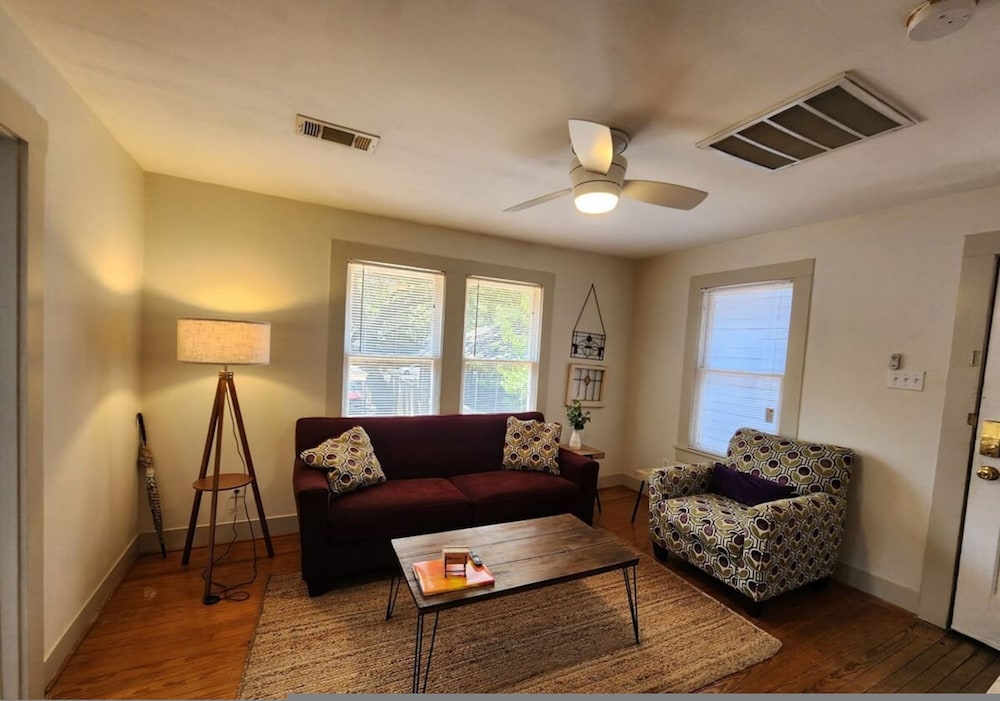 Cute Quiet Garage Apt Home