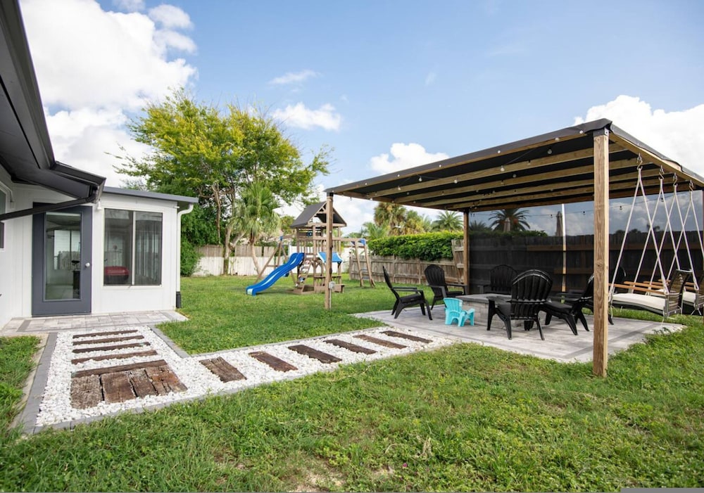 Riverside Retreat w Fireplace