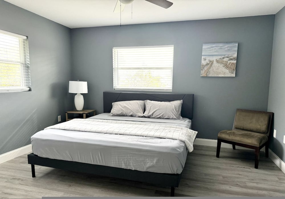 Quiet Spacious Home Close to Clearwater Beaches