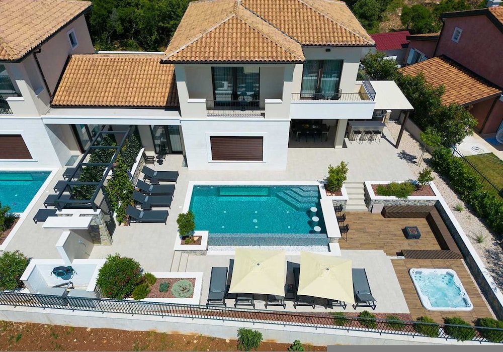 Villa Lord With Heated Pool Jacuzzi and Sauna