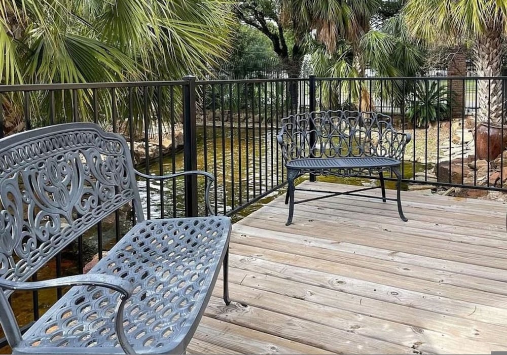 Upscale 1BR Condo in Med Center