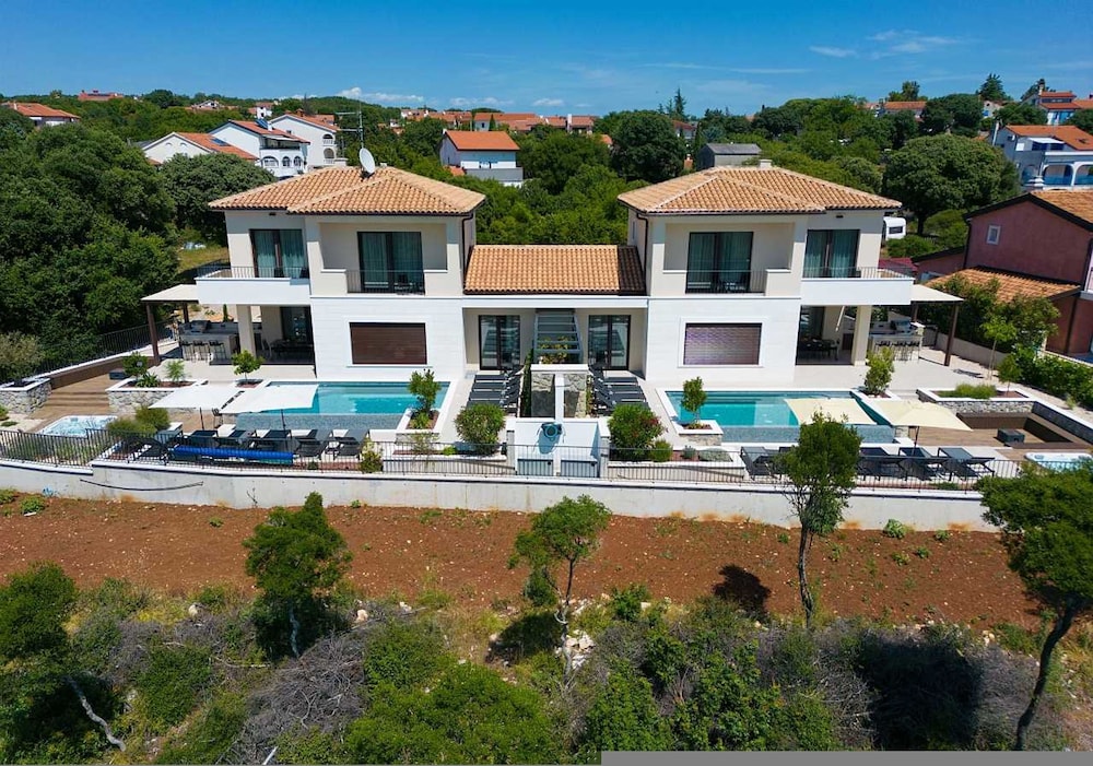 Villa Lady With Heated Pool Jacuzzi and Sauna