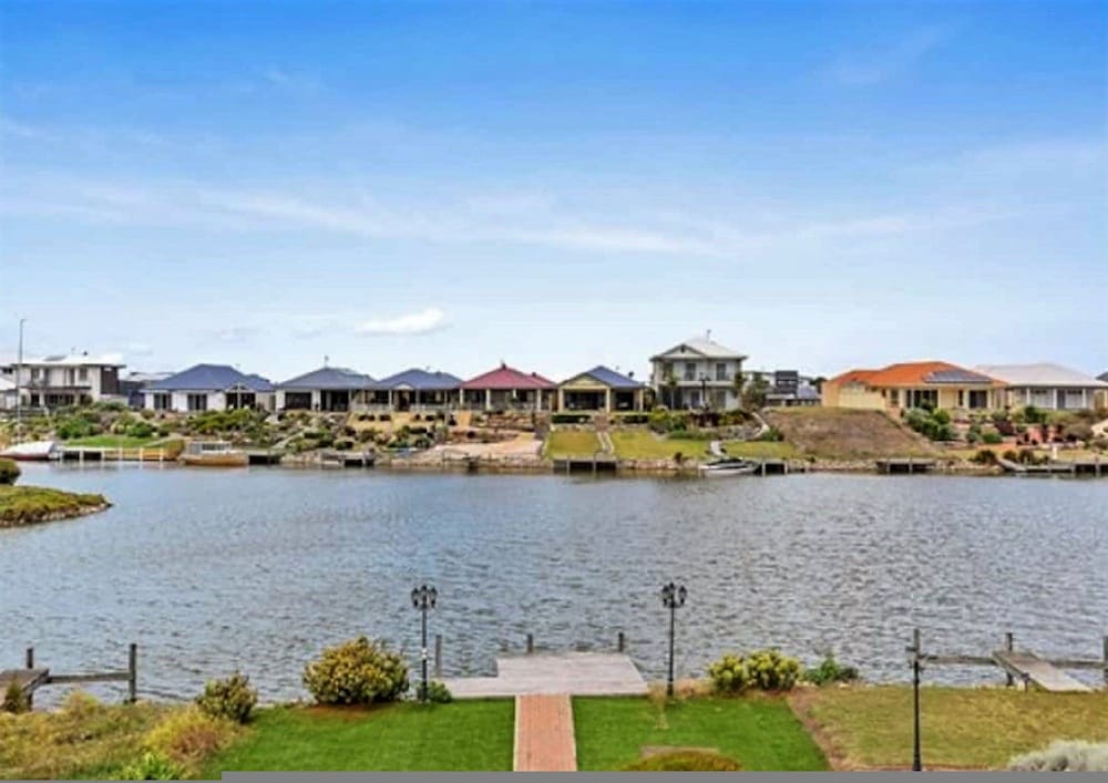 Waterfront Retreat - Private Jetty - Wifi