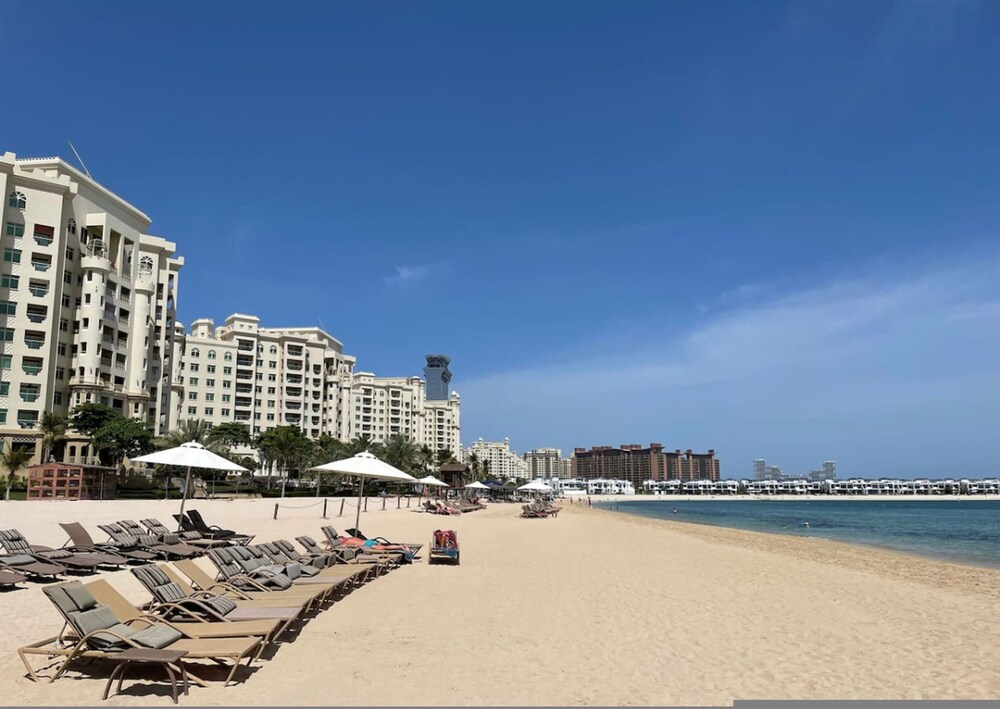 Al Dabas Beach Views 3BD Sleeps 6 Beachfront