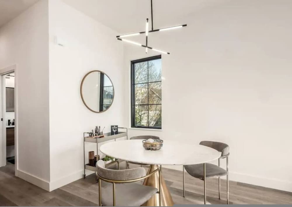 Work Of Art -3 Bedroom Elegant Townhome-columbus