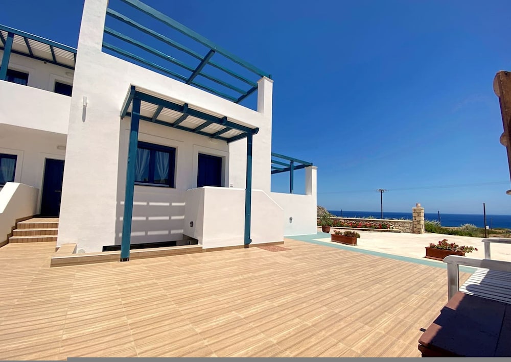 Michail Suites Afiartis Araki
